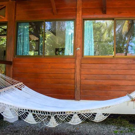 Blick auf eine Haengematte der Strandunterkunft Kenaki Lodge 