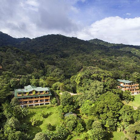 Costa Rica Resort Nebelwald Blick aus der Vogelperspektive auf das im Nebelwald eingebettete Resort