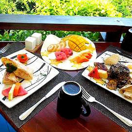 Essen im Cafe des Tulemar Resort