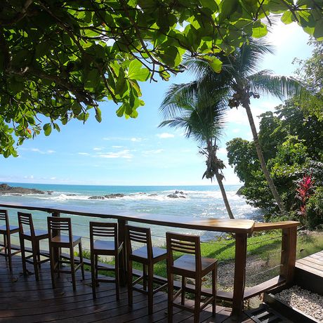 Costa Rica Strandunterkunft Plattform Plattform mit Stühlen und Blick auf den blauen Pazifik