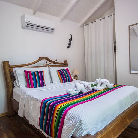 Bungalows und Cabinas Pequeño Gecko Verde Bungalow Espavel 01 Blick auf ein Doppelbett der Bungalows und Cabinas Pequeño Gecko Verde