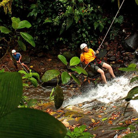 Blick auf zwei Teilnehmer der Canyoneering und Canopy Tour