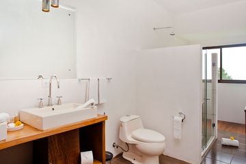 Poas Volcano Lodge Gartenzimmer Standardzimmer Hummingbird Badez