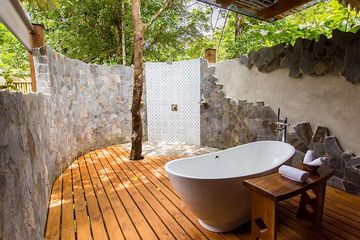 Pacuare Lodge Linda Vista Villa Blick ins offene Badezimmer