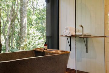 Hotel Belmar Familienzimmer Nebelwald Sitzecke Badewanne Dusche