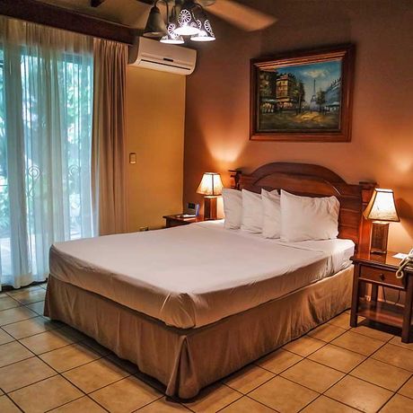 Blick auf ein Bett im Standardzimmer des Hotel Riviera Marketplace