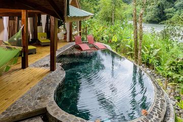 Pacuare Lodge Jaguar Villa Pool mit Blick auf Terrasse und Fluss