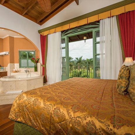 Hotel Casa Turire Mastersuite 02 Blick auf das große Doppelbett und das offene Bad mit Whirlpool-Badewanne in der Mastersuite des Hotels Casa Turire