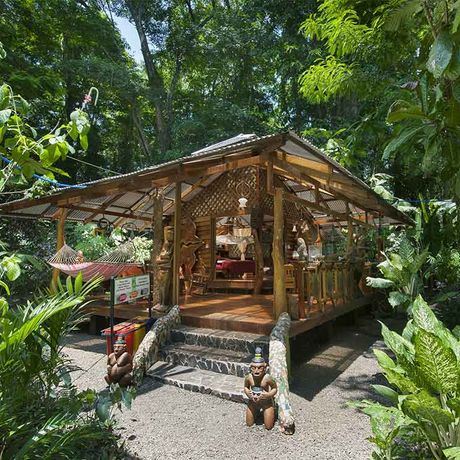 Ökolodge Congo Bongo Naturbungalow 01 Außenansicht eines Naturbungalows der Ökolodge Congo Bongo