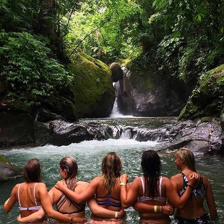 Blick auf eine Ausflugsgruppe vor einem Wasserfall beim Tagesausflug Abwechslungsreiche Wasserfall-Tour