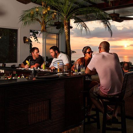 Hotel Gaia 03 Barbereich mit Sonnenuntergang im Hotel Gaia