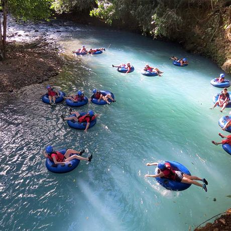 Tubing auf dem Celeste 01 Auf dem türkisblauen Fluss Celeste im Gummireifen treiben lassen und das Panorama genießen
