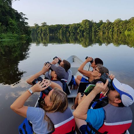 Ausflusgruppe in einem Bott auf dem Fluss Tortuguero Blick auf eine Ausflugsgruppe