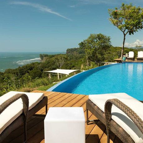 Costa Rica Boutique Hotel Loungedeck Bei unvergesslichen Aussichten können Sie im Poolbereich ein erfrischendes Getränk einnehmen oder sich im Infinity-Pool abzukühlen.