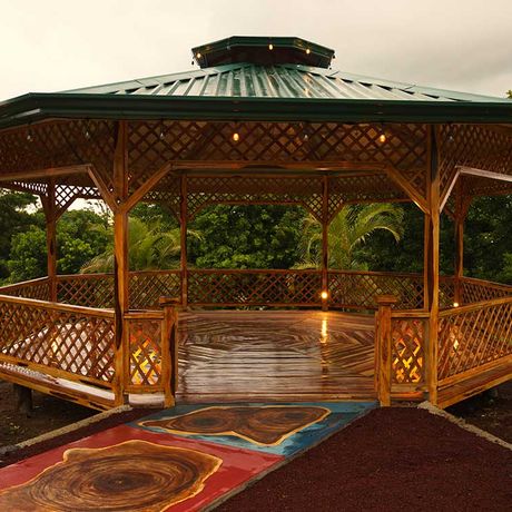 Blick auf das Pavillon für Yoga der Heliconias Nature Lodge