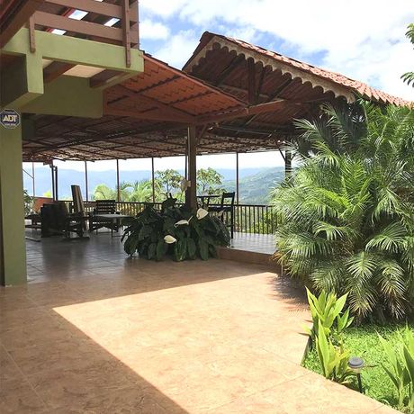 Blick auf die Terrasse mit Panoramablick der Pension Ladera