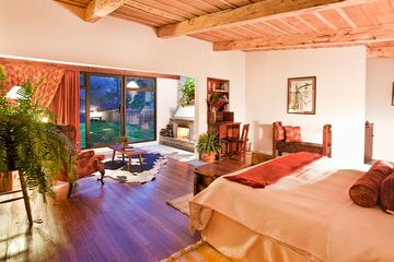 Poas Volcano Lodge Deluxezimmer Jacamar Bett Kamin