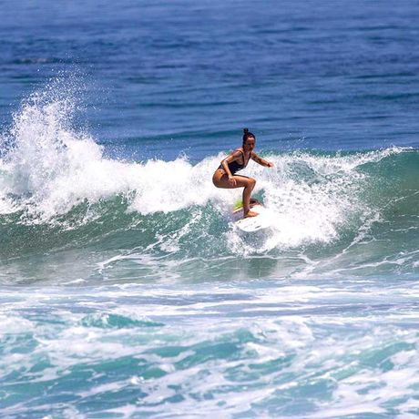 Surfkurs in der Karibik 02 Blick auf eine Surferin beim Surfkurs in der Karibik
