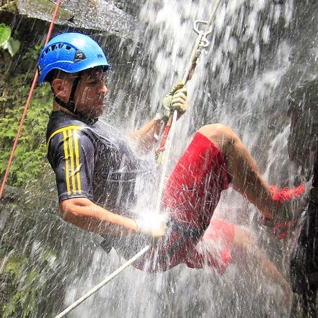 Blick auf einen Teilnehmer der Canyoneering und Canopy Tour
