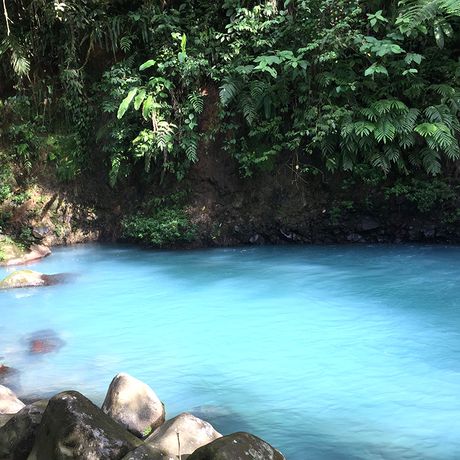 Der Fluss besticht mit seiner ungewöhnlichen Farben