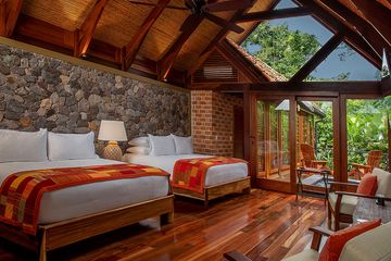 Hotel Amor Arenal Bungalow Canyon Queen Schlafbereich