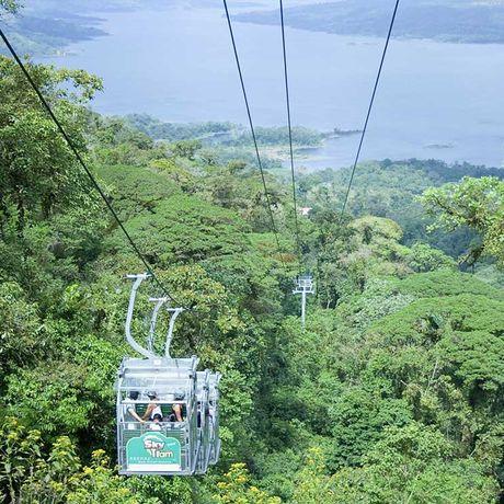 Blick auf eine Seilbahn beim Seilbahn-Ausflug in La Fortuna