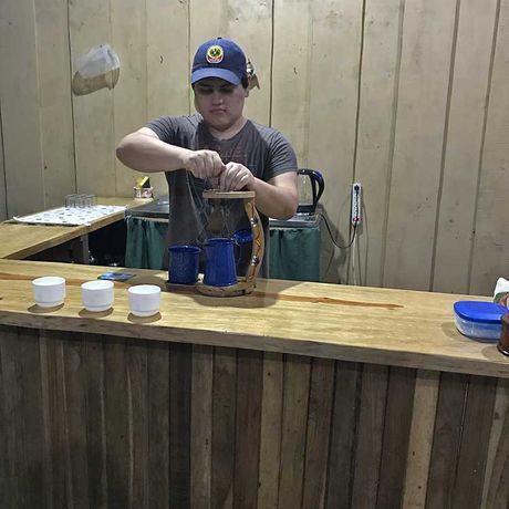 Kaffeekultur und abenteuerliche Tierbeobachtungen 10 Blick auf einen Mitarbeiter bei dem Tagesausflug Kaffeekultur und abenteuerliche Tierbeobachtungen