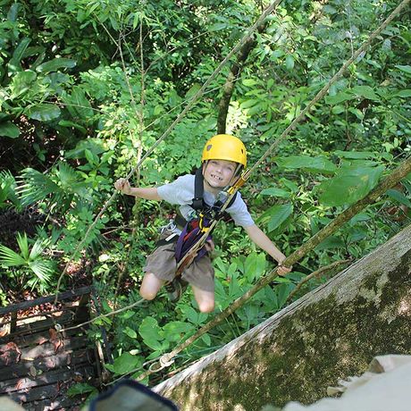 Affen-Parcours 02 Blick auf einen Ausflugsteilnehmer bei dem Affen-Parcours
