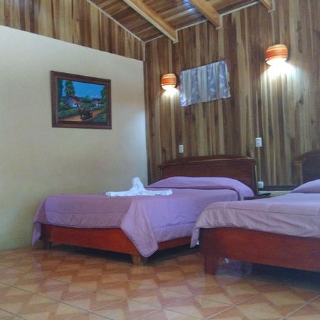 Pension Monteverde Villa Lodge Bungalow 01 Blick auf die beiden Queensize Betten in einem Bungalow der Pension Monteverde Villa Lodge