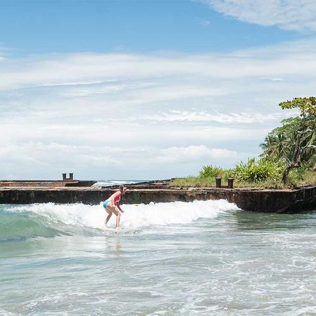 Surfkurs in der Karibik 01 Blick auf eine Surferin beim Surfkurs in der Karibik