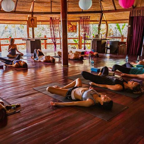 Yogagruppe Vinyasa-Yoga am Morgen