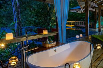 Pacuare Lodge Jaguar Villa Badewanne bei Nacht