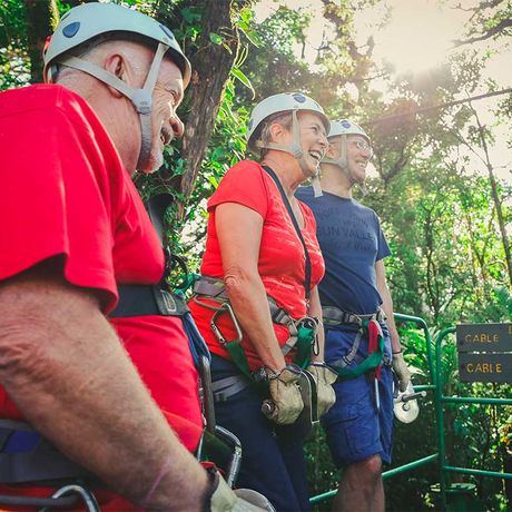 Blick auf eine Ausflugsgruppe beim Canopy und Zipline im Nebelwald von Monteverde
