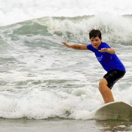 Junge Surfen Pazifik Blick auf Jungen der in Richtung Strand surft
