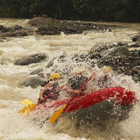 Rafting auf dem Fluss Naranjo Klasse III – IV 04 Blick auf ein Boot beim Rafting auf dem Fluss Naranjo Klasse III – IV