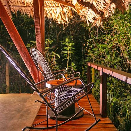 Blick auf den Balkon eines Zimmers der Bungalow + Cabina Kukula Lodge