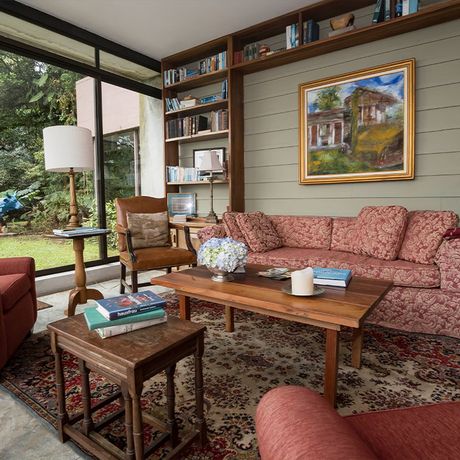 Poas Volcano Lodge Sofa Bild Blick auf eine Sitzecke