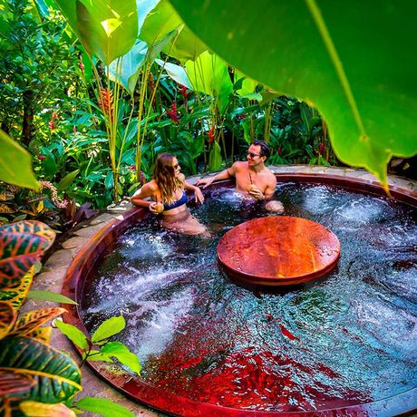 Passion Fruit Lodge Außenspa Außenspa des Resort Nayara direkt an der Natur