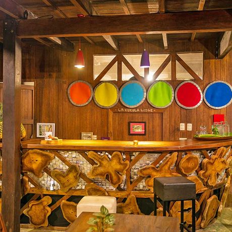 Blick auf die Rezeption der Bungalow + Cabina Kukula Lodge