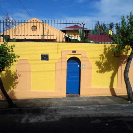 Casa-69-Eingangstür Hinter der blauen, unscheinbaren Eingangstür erwartet Sie eine koloniale Stadtvilla