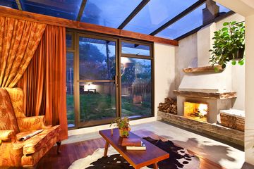 Poas Volcano Lodge Deluxezimmer Jacamar Sessel mit Kamin