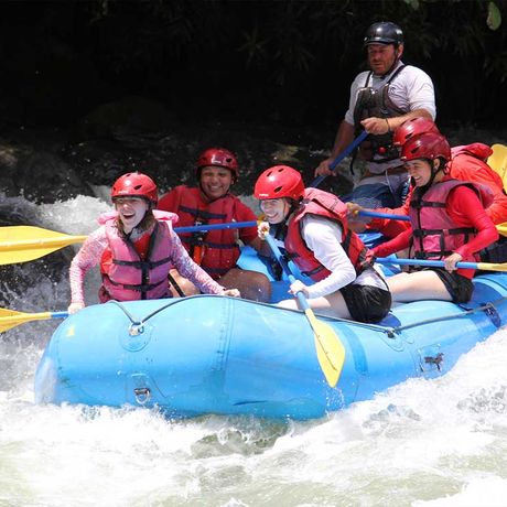 Rafting auf dem Fluss Pacuare III-IV 06 Blick auf eine Ausflugsgruppe beim Rafting auf dem Fluss Pacuare III-IV
