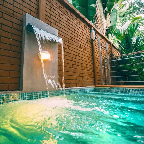 Blick auf den Pool einer Privatvilla in der Strandunterkunft Banana Azul