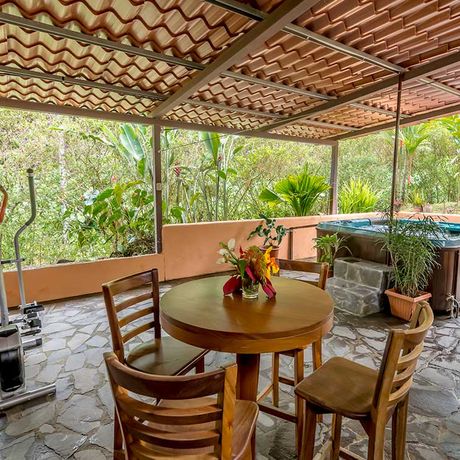 Hotel Nepenthe Terrasse Terrasse mit Pool und Sportgelegenheit
