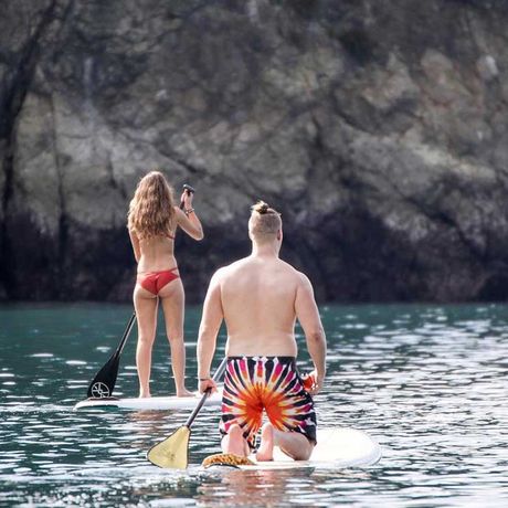 Blick auf zwei Stand Up Paddler bei der SUP- Tour auf dem Meer