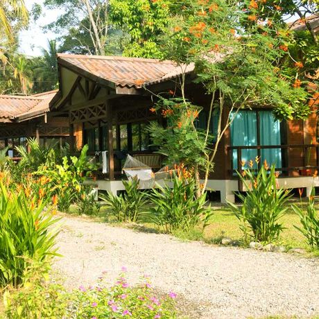 Blick auf ein Bungalow der Strandunterkunft Kenaki Lodge 