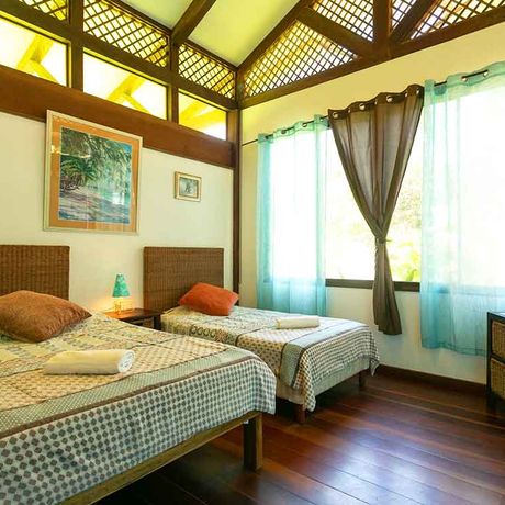 Schlafzimmer eines Standardzimmers der Strandunterkunft Kenaki Lodge 