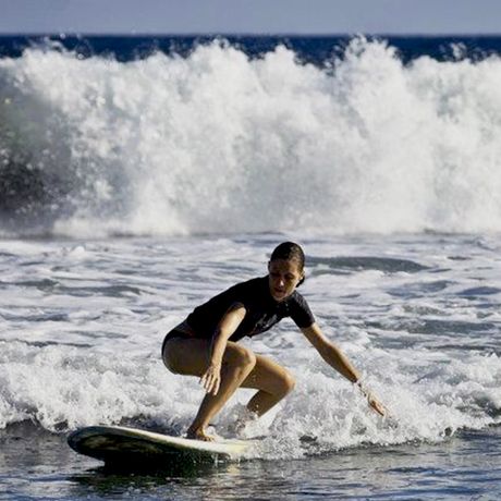 Surferin in Montezuma Blick auf eine Surferin im Meer vor Montezuma