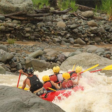 Blick auf ein Boot beim Rafting auf dem Fluss Savegre Klasse II-III