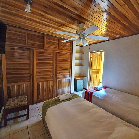Pension Turrialba B&B Doppelzimmer mit Gemeinschaftsbad 01 Blick auf zwei Betten im Doppelzimmer mit Gemeinschaftsbad der Pension Turrialba B&B